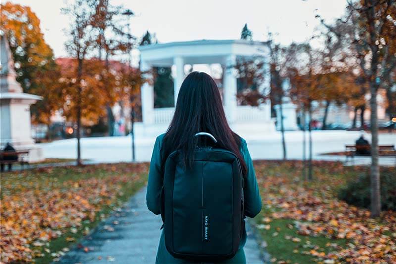 how to select a business laptop backpack