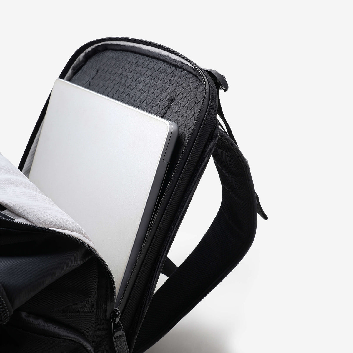 Nayo Smart Almighty A1 business backpack padded laptop compartment holding 18‑inch laptop