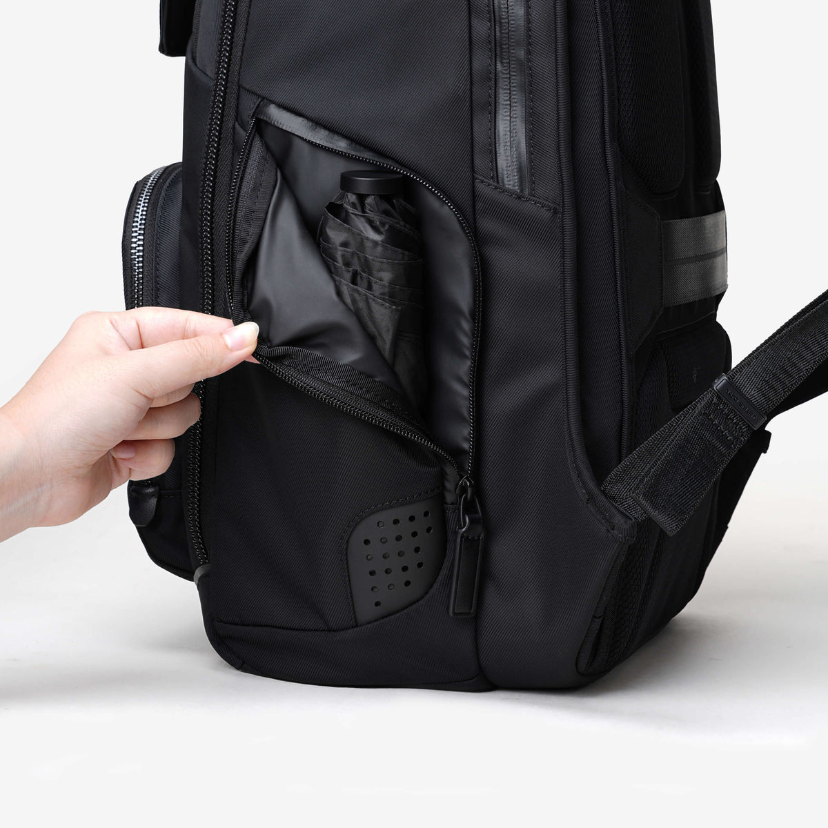 Nayo Smart Almighty A1 business backpack stretch side pocket demonstration with hand