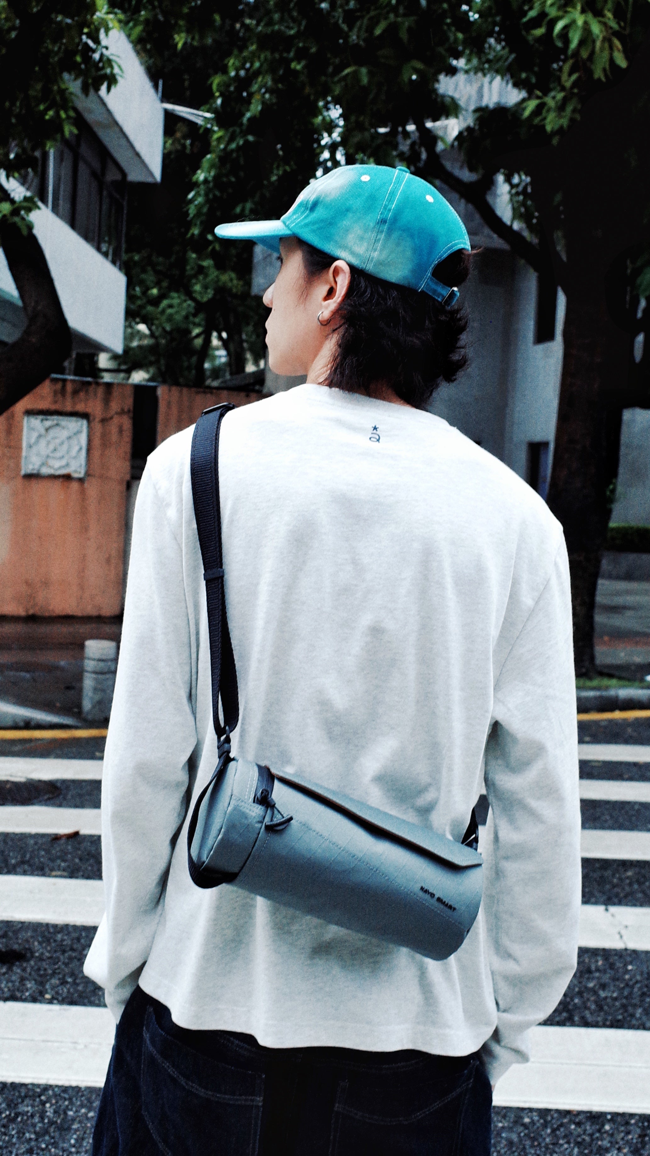 Nayo Smart UL5 Cylinder Sling Bag Grey city street back view, men daily commute cylinder crossbody bag